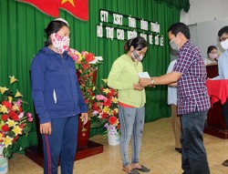 Trao tiền hỗ trợ cho người bán lẻ vé số phường Đức Thắng