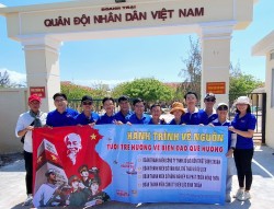 Tuổi trẻ Chi đoàn và hành trình hướng về biển đảo quê hương