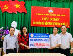 Ủng hộ 5 tỷ đồng hỗ trợ miền Trung bị thiệt hại do mưa lũ