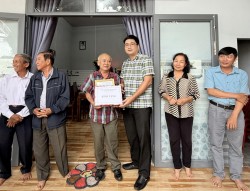 Hội NCT Bình Thuận: Trao nhà tình thương cho NCT khó khăn