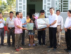 Trao  2 căn nhà Đại đoàn kết cho hộ nghèo