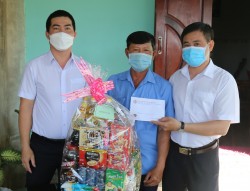 Thăm, tặng quà cho 19 hộ gia đình chính sách