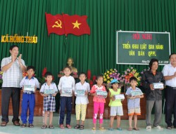 Tổ chức đi thăm và tặng quà cho các em học sinh nghèo hiếu học tại Trường tiểu học Hồng Thái